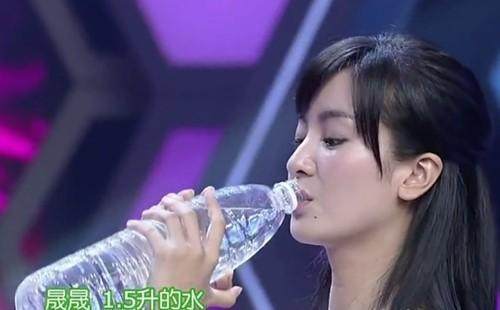 女明星喝水邪恶_喝水表情夸张_明星喝水姿势