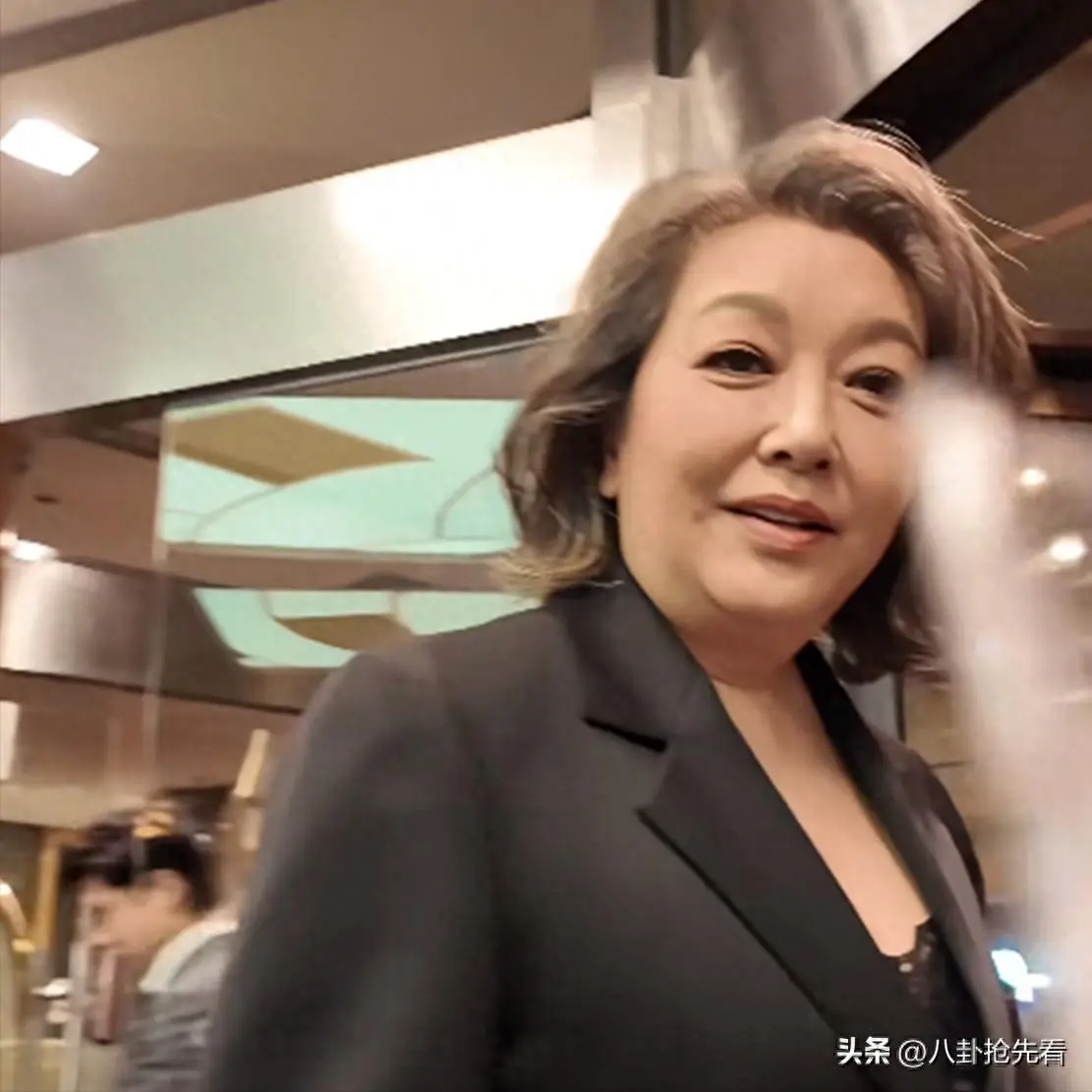 58岁江珊近况曝光，150斤身材穿西装，身形丰满，脸部无皱纹