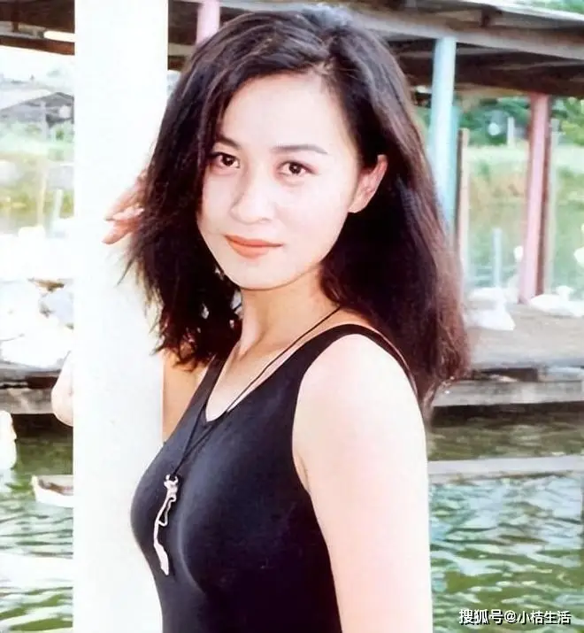 女明星紧身裤图片_刘嘉玲健身达人保持身材秘诀_58岁刘嘉玲户外晨跑紧身裤